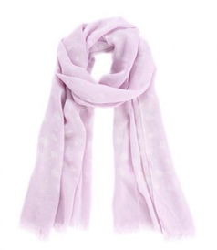 溫柔纏繞的甜美系——粉色心形圍巾的溫暖魅力